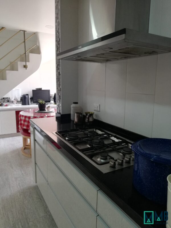 SE ARRIENDA ESTUPENDO APARTAMENTO AMOBLADO DUPLEX C. R. ALTOS DE SAN ANTONIO - Imagen 12