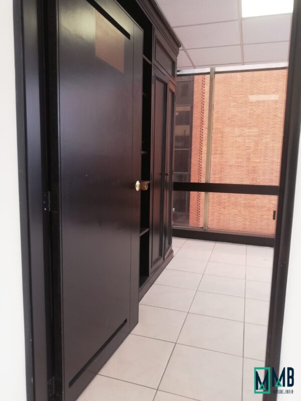 EN VENTA ESPECTACULAR OFICINA AVENIDA CHILE - Imagen 10