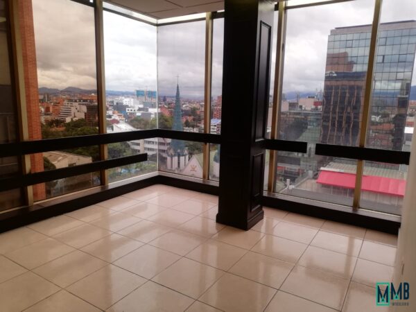 EN VENTA ESPECTACULAR OFICINA AVENIDA CHILE - Imagen 8