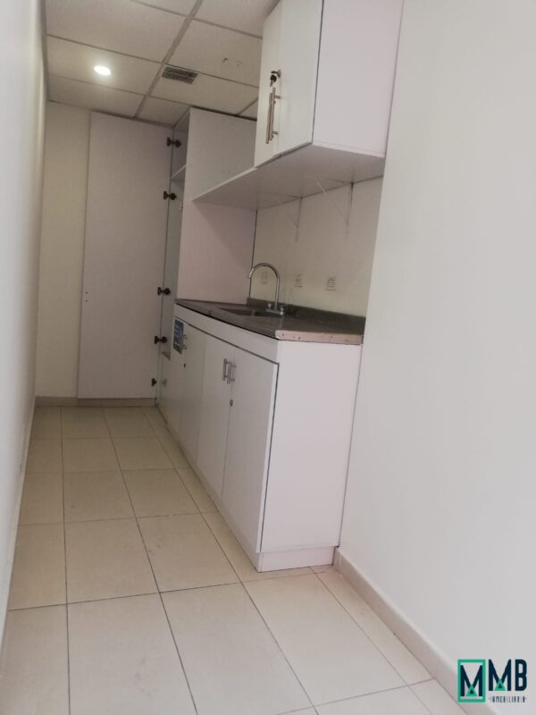 EN VENTA ESPECTACULAR OFICINA AVENIDA CHILE - Imagen 11