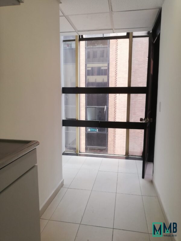 EN VENTA ESPECTACULAR OFICINA AVENIDA CHILE - Imagen 12