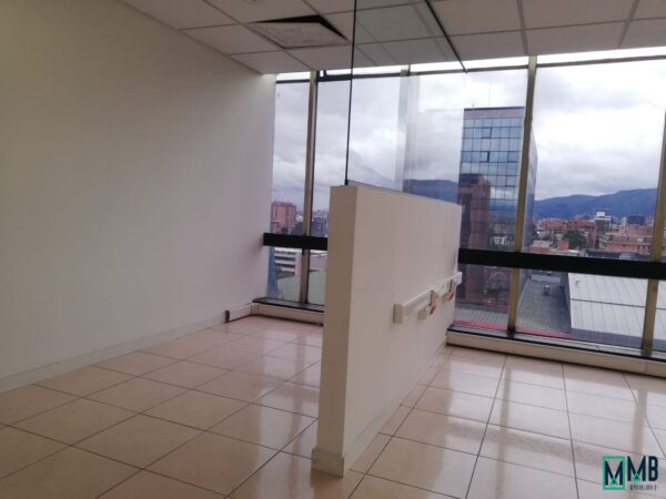 EN VENTA ESPECTACULAR OFICINA AVENIDA CHILE - Imagen 14