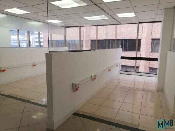 EN VENTA ESPECTACULAR OFICINA AVENIDA CHILE - Imagen 7