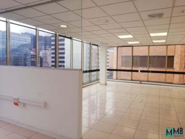 EN VENTA ESPECTACULAR OFICINA AVENIDA CHILE - Imagen 3