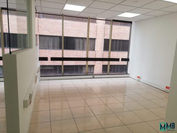 EN VENTA ESPECTACULAR OFICINA AVENIDA CHILE - Imagen 6
