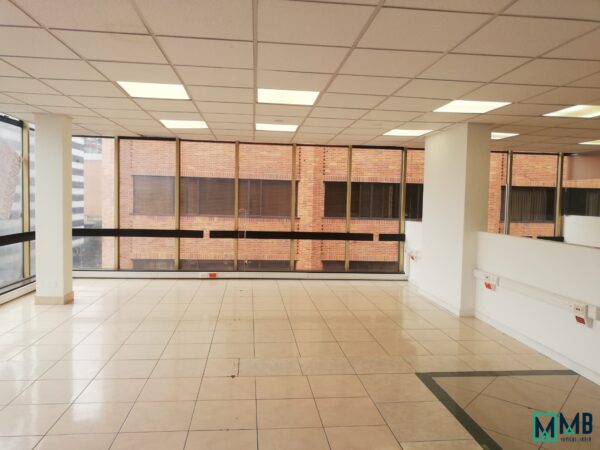 EN VENTA ESPECTACULAR OFICINA AVENIDA CHILE - Imagen 4