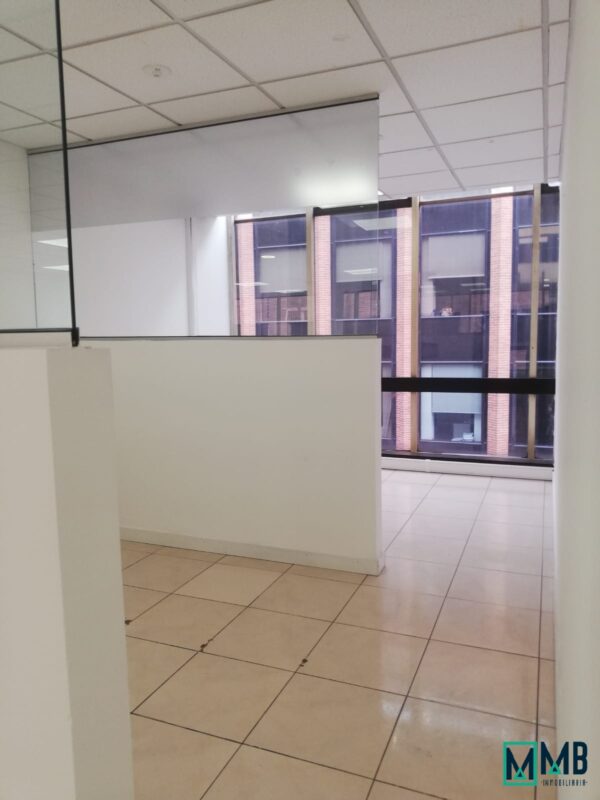 EN VENTA ESPECTACULAR OFICINA AVENIDA CHILE - Imagen 15