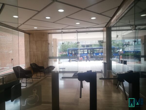 EN VENTA ESPECTACULAR OFICINA AVENIDA CHILE - Imagen 29