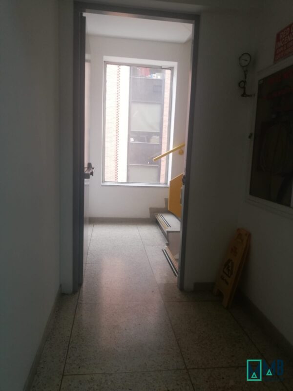 EN VENTA ESPECTACULAR OFICINA AVENIDA CHILE - Imagen 27